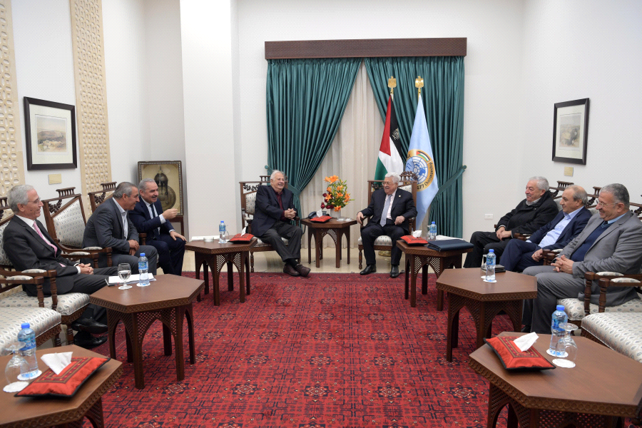 رئيس لجنة الانتخابات يقدم تقريرا للرئيس عباس حول ردود الفصائل